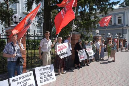 Иваново. По инициативе коммунистов 11 августа у стен областного правительства прошёл пикет в защиту ивановского троллейбуса