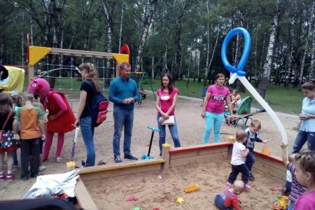 Нижний Новгород. Отец шестерых детей, депутат-коммунист Денис Вороненков принял участие в детском празднике в парке им.Пушкина
