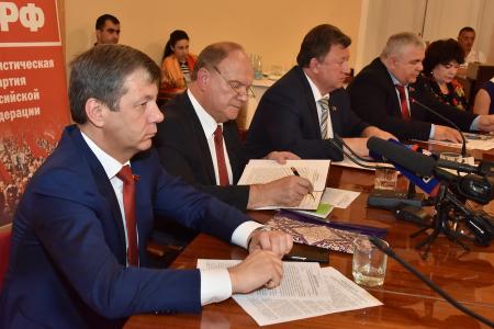 В Москве подписан меморандум о поддержке КПРФ на выборах