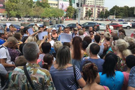 Сход обманутых дольщиков у администрации Краснодара: депутат Обухов пришел, команда мэра Евланова – забоялась