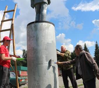 Новосибирские коммунисты отреставрировали памятник Ленину в селе Березиково