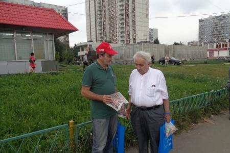 Москва. Кандидат в депутаты Госдумы от КПРФ Александр Медведев принял участие в пикете по сбору подписей о моратории на капремонт 