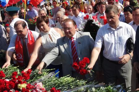 Курские коммунисты возложили цветы и венки на мемориале памяти павших в честь 73-летия Курской битвы