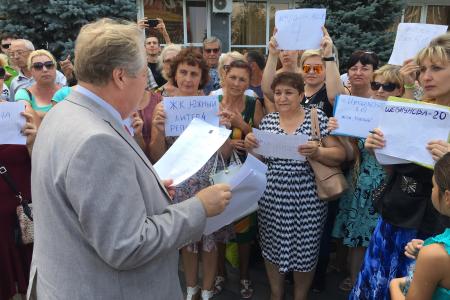 Сход обманутых дольщиков у администрации Краснодара: депутат Обухов пришел, команда мэра Евланова – забоялась