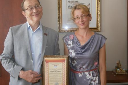Коллектив главной библиотеки Забайкальского края поблагодарил Владимира Позднякова за вклад в развитие культуры региона