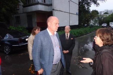 Жители столичного района Зябликово и коммунисты Красногвардейского райкома КПРФ начали сбор подписей за отставку главы управы