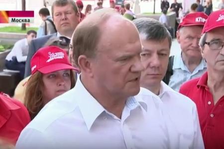 Новости на Первом Канале: Представители КПРФ агитировали будущих избирателей в центре Москвы