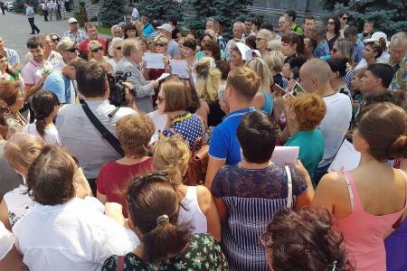 Сход обманутых дольщиков у администрации Краснодара: депутат Обухов пришел, команда мэра Евланова – забоялась