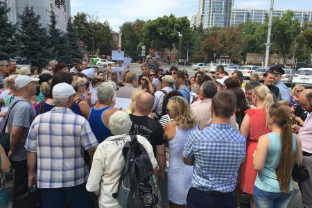 Сход обманутых дольщиков у администрации Краснодара: депутат Обухов пришел, команда мэра Евланова – забоялась