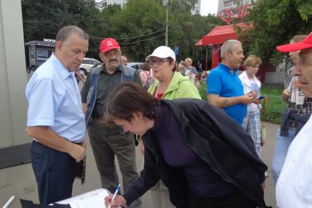 Москва. Кандидат в депутаты Госдумы от КПРФ Александр Медведев принял участие в пикете по сбору подписей о моратории на капремонт 