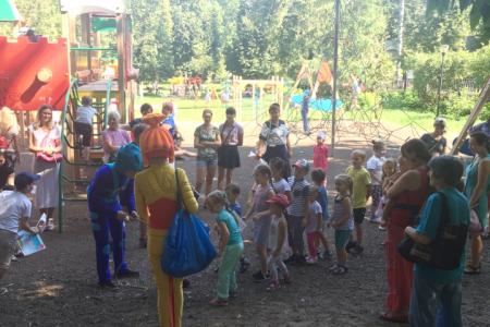 Нижегородская область. Отец шестерых детей, депутат-коммунист Денис Вороненков принял участие в детском празднике в парке им.Кулибина