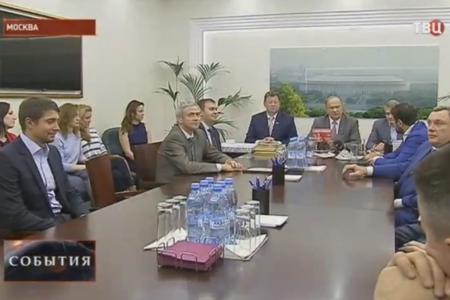 Телеканал ТВЦ: Лидер КПРФ Геннадий Зюганов вручил почетную грамоту ГД коллективу спортивного комплекса "Лужники"