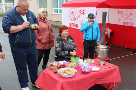 Магаданские коммунисты поздравили с Днем Воздушного Флота жителей поселка авиаторов