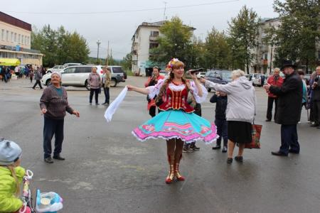 Магаданские коммунисты поздравили с Днем Воздушного Флота жителей поселка авиаторов