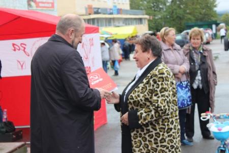 Магаданские коммунисты поздравили с Днем Воздушного Флота жителей поселка авиаторов