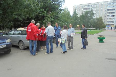 Барнаульские коммунисты на пикетах раздают агитационную литературу