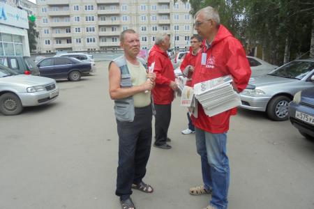 Барнаульские коммунисты на пикетах раздают агитационную литературу