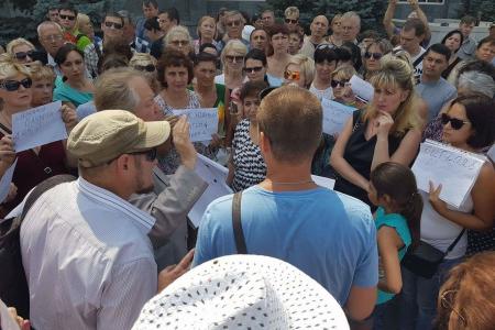 Сход обманутых дольщиков у администрации Краснодара: депутат Обухов пришел, команда мэра Евланова – забоялась