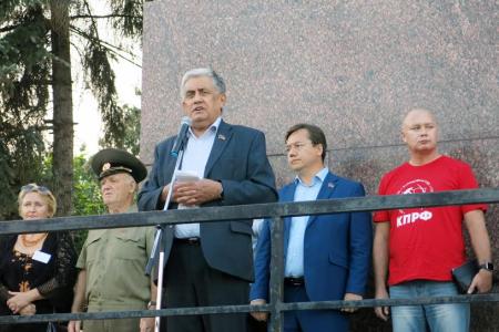 В столице Чувашии Чебоксарах депутаты-коммунисты провели публичную встречу с избирателями