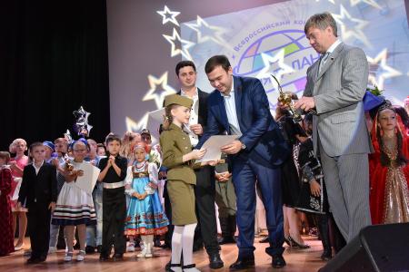 Г.А. Зюганов посетил гала-концерт Всероссийского конкурса детского и юношеского творчества "Земля талантов"