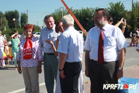 Депутаты Государственной Думы Павел Дорохин и Тюменской областной Думы Тамара Казанцева поздравили жителей поселка Винзили с днём села