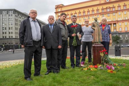 В Москве на Лубянской площади состоялась встреча депутатов-коммунистов с избирателями