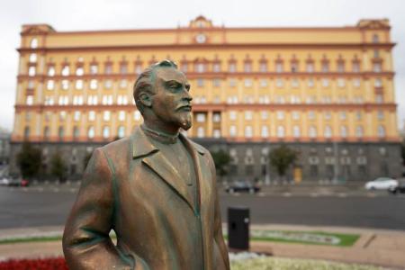 В Москве на Лубянской площади состоялась встреча депутатов-коммунистов с избирателями