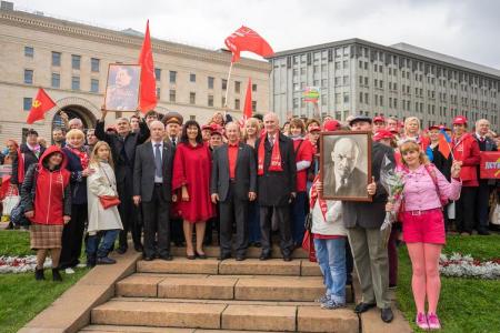 В Москве на Лубянской площади состоялась встреча депутатов-коммунистов с избирателями