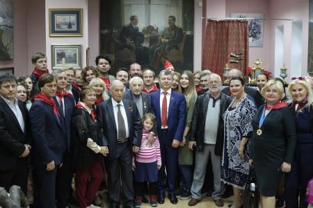 «Наша Родина – СССР». Д.Г. Новиков открыл в Москве выставку картин социалистического реализма