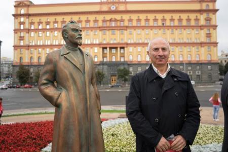 В Москве на Лубянской площади состоялась встреча депутатов-коммунистов с избирателями