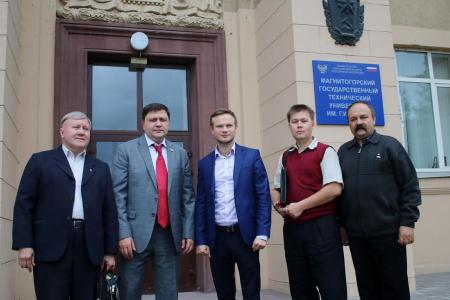 Первый секретарь ЦК ЛКСМ Владимир Исаков и первый секретарь Челябинского обкома КПРФ Игорь Егоров выступили перед студентами МГТУ