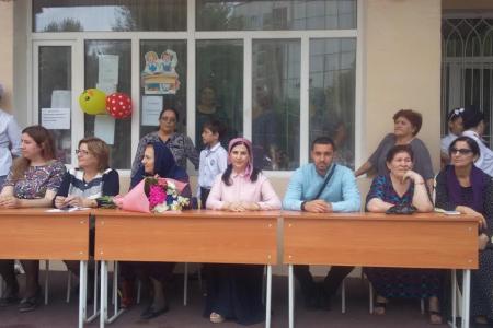 Республика Дагестан. Депутат Городского Собрания Махачкалы Гульнара Миятлиева поздравила детей и родителей Гимназии №11 с Днем знаний