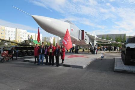 Ямало-Ненецкий АО. В Новом Уренгое на Площади Памяти при поддержке КПРФ установили самолет СУ-24