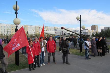 Ямало-Ненецкий АО. В Новом Уренгое на Площади Памяти при поддержке КПРФ установили самолет СУ-24