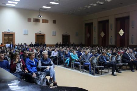 Первый секретарь ЦК ЛКСМ Владимир Исаков и первый секретарь Челябинского обкома КПРФ Игорь Егоров выступили перед студентами МГТУ