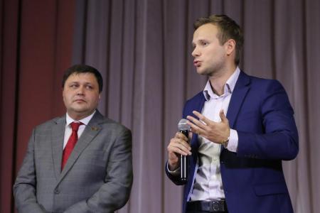 Первый секретарь ЦК ЛКСМ Владимир Исаков и первый секретарь Челябинского обкома КПРФ Игорь Егоров выступили перед студентами МГТУ