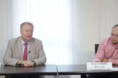 В Краснодаре прошли теледебаты кандидатов в депутаты по 46 округу Обухова (КПРФ) и Катунина («Патриоты России»). Единоросс Евланов, по всей видимости, струсил и на дебаты не явился