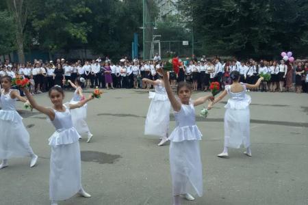 Республика Дагестан. Депутат Городского Собрания Махачкалы Гульнара Миятлиева поздравила детей и родителей Гимназии №11 с Днем знаний
