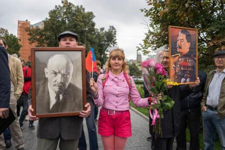 В Москве на Лубянской площади состоялась встреча депутатов-коммунистов с избирателями
