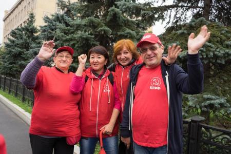 В Москве на Лубянской площади состоялась встреча депутатов-коммунистов с избирателями