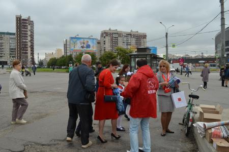 Санкт-Петербург. По доброй традиции коммунисты поздравили первоклассников у Ледового дворца