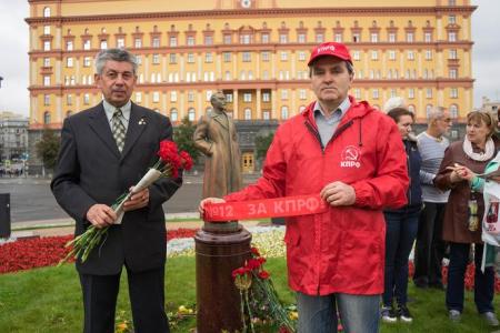 В Москве на Лубянской площади состоялась встреча депутатов-коммунистов с избирателями