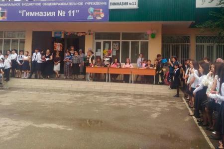 Республика Дагестан. Депутат Городского Собрания Махачкалы Гульнара Миятлиева поздравила детей и родителей Гимназии №11 с Днем знаний