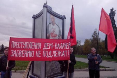 Пермские коммунисты провели пикет в память защитнтков Белого дома