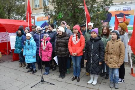 Не померкнет слава комсомола! Праздничный флешмоб в центре столицы Калмыкии