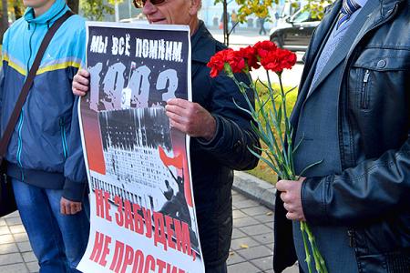 «Не забудем и не простим!». Коммунисты Барнаула провели памятную акцию 4 октября