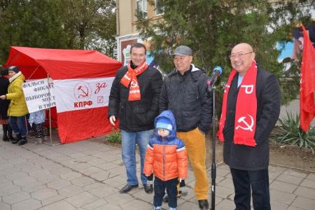 Не померкнет слава комсомола! Праздничный флешмоб в центре столицы Калмыкии