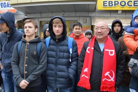 Не померкнет слава комсомола! Праздничный флешмоб в центре столицы Калмыкии