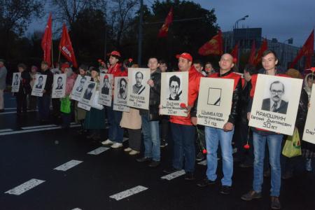 «Памяти советских патриотов верны!» В Москве прошли митинг и шествие, посвященные трагическим событиям сентября-октября 1993 года
