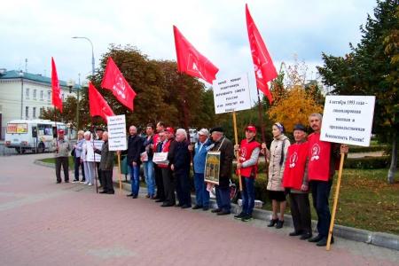 В Орловской области прошли пикеты, посвящённые 23-й годовщине расстрела Верховного Совета